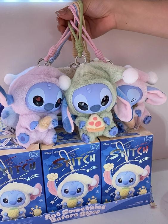 Pluszowy brelok Stitch w piżamce – wersja niespodzianka 💙🌙🍕