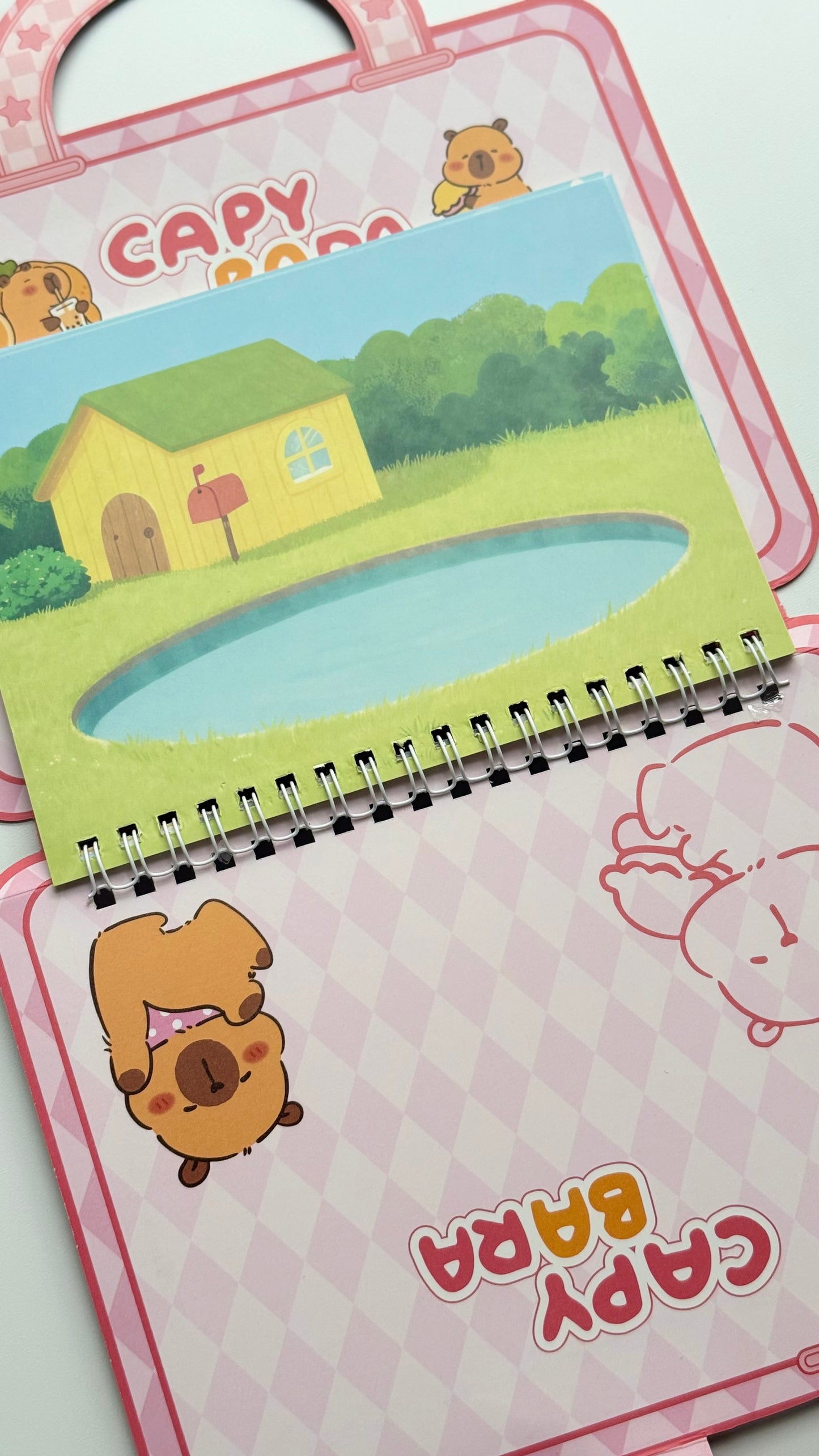 Domek do wyklejania + kolorowanka z Kapibarą – zestaw w formie walizki