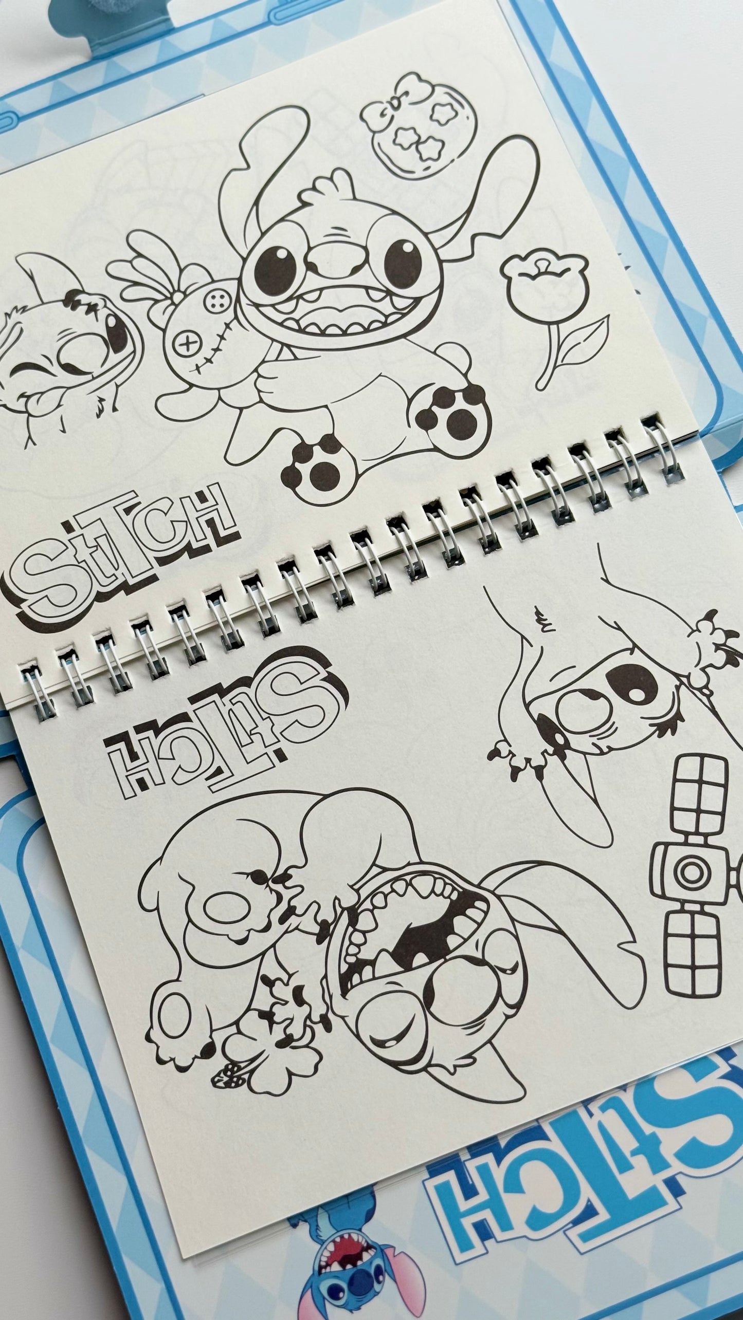 Domek do wyklejania + kolorowanka – zestaw w formie walizki