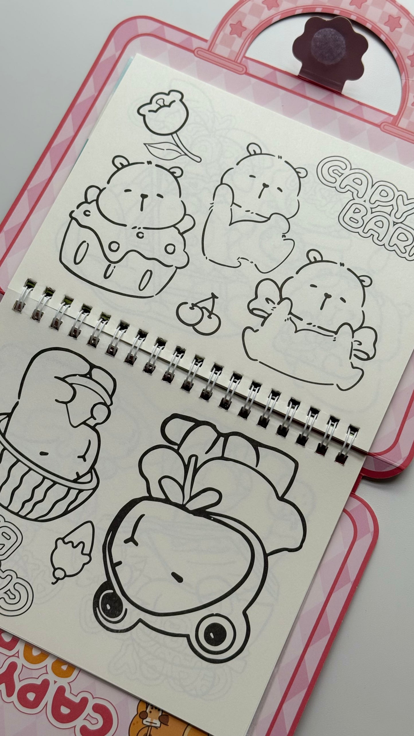 Domek do wyklejania + kolorowanka z Kapibarą – zestaw w formie walizki