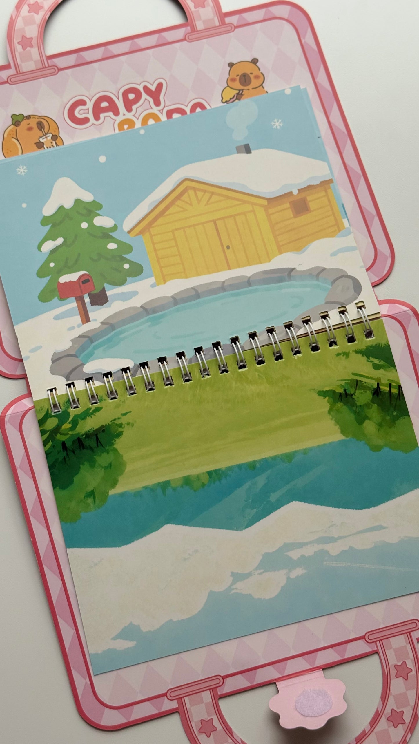 Domek do wyklejania + kolorowanka z Kapibarą – zestaw w formie walizki