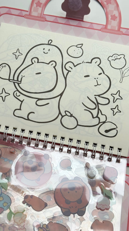 Domek do wyklejania + kolorowanka z Kapibarą – zestaw w formie walizki