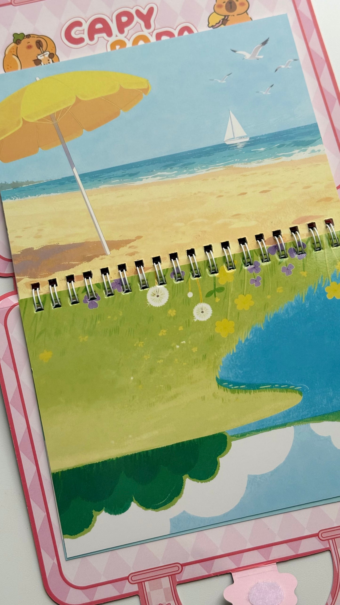 Domek do wyklejania + kolorowanka z Kapibarą – zestaw w formie walizki