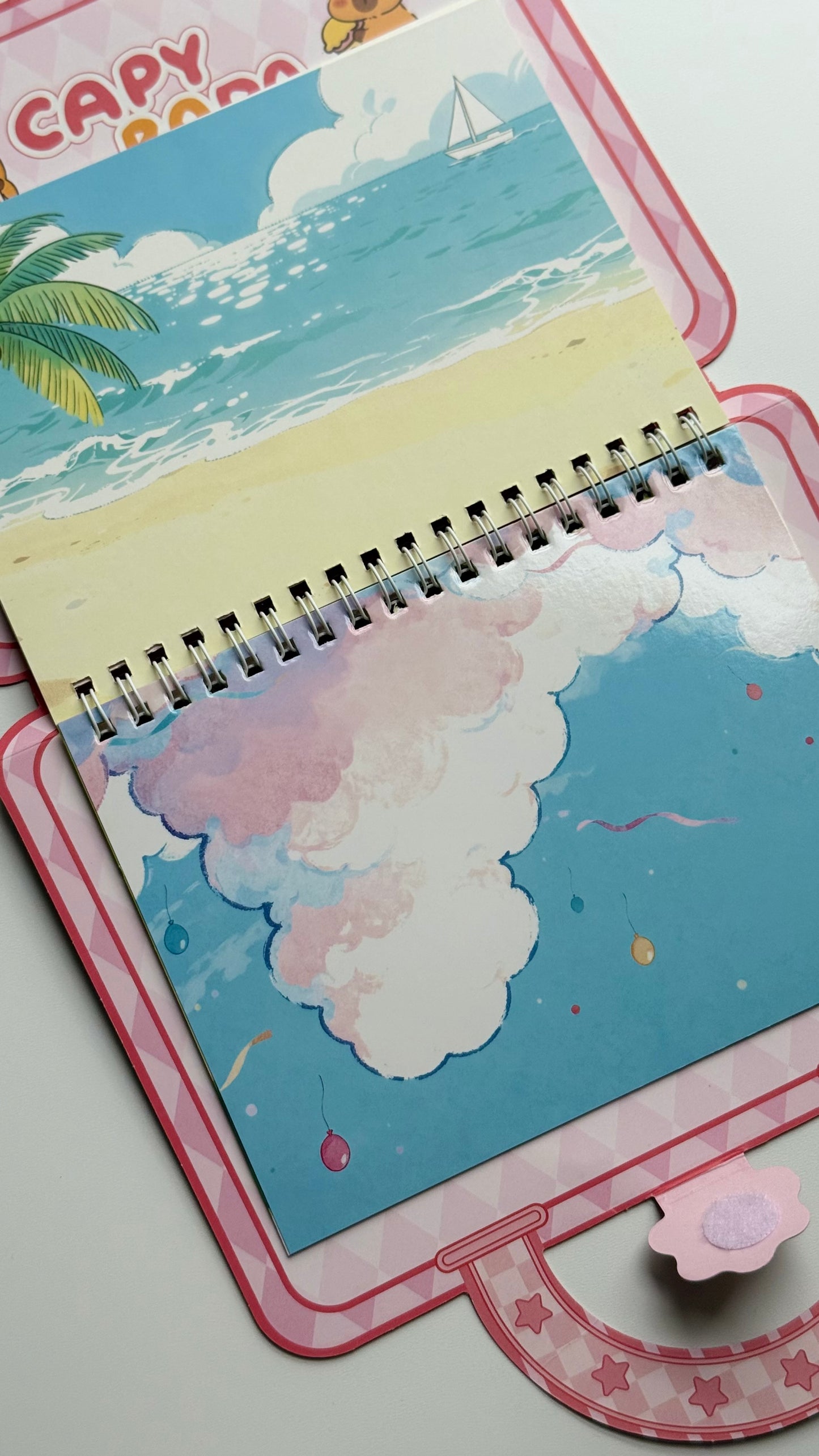 Domek do wyklejania + kolorowanka z Kapibarą – zestaw w formie walizki