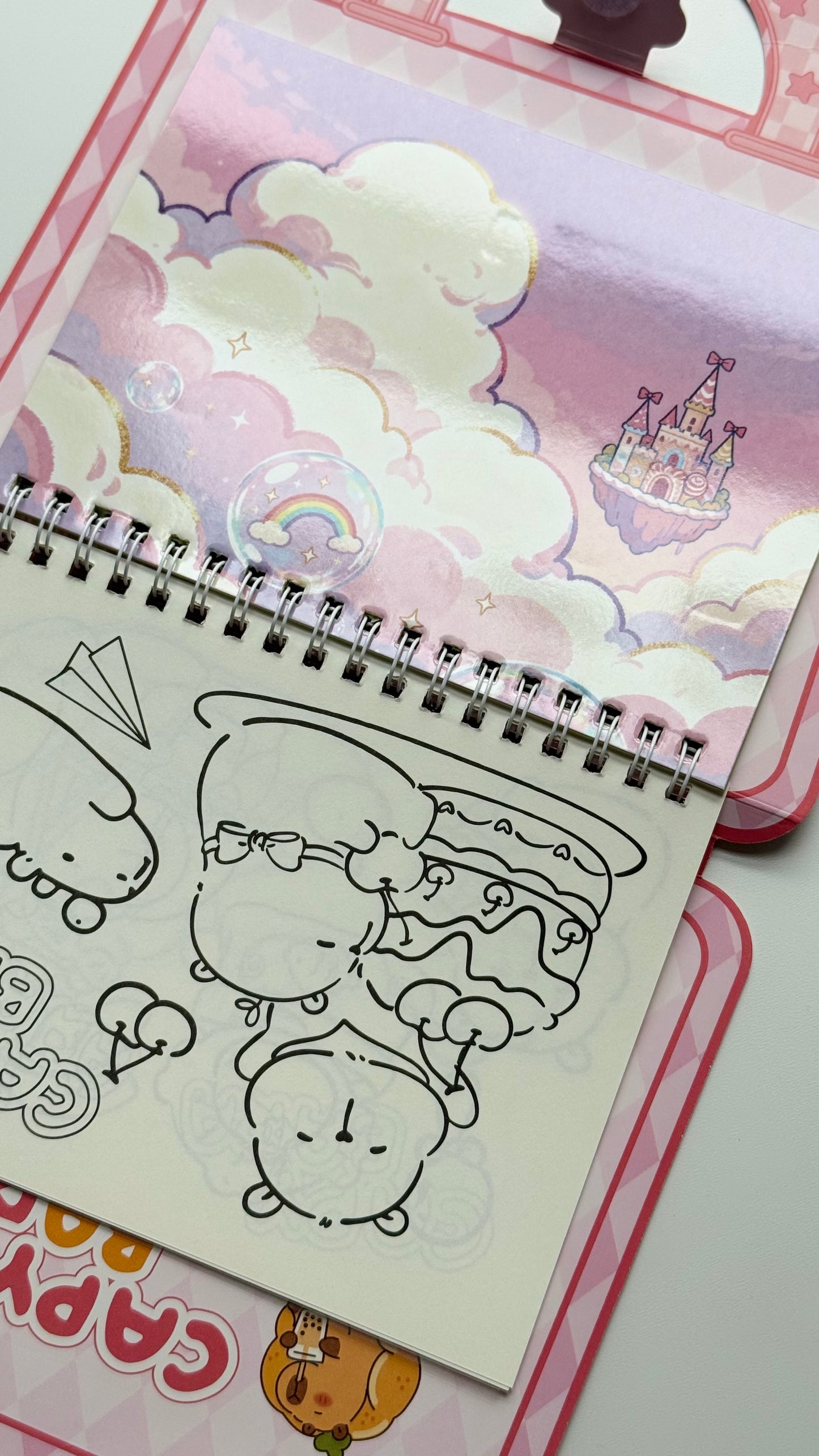 Domek do wyklejania + kolorowanka z Kapibarą – zestaw w formie walizki