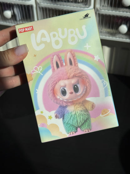 Kolorowy brelok niespodzianka – tęczowy V4 Labubu