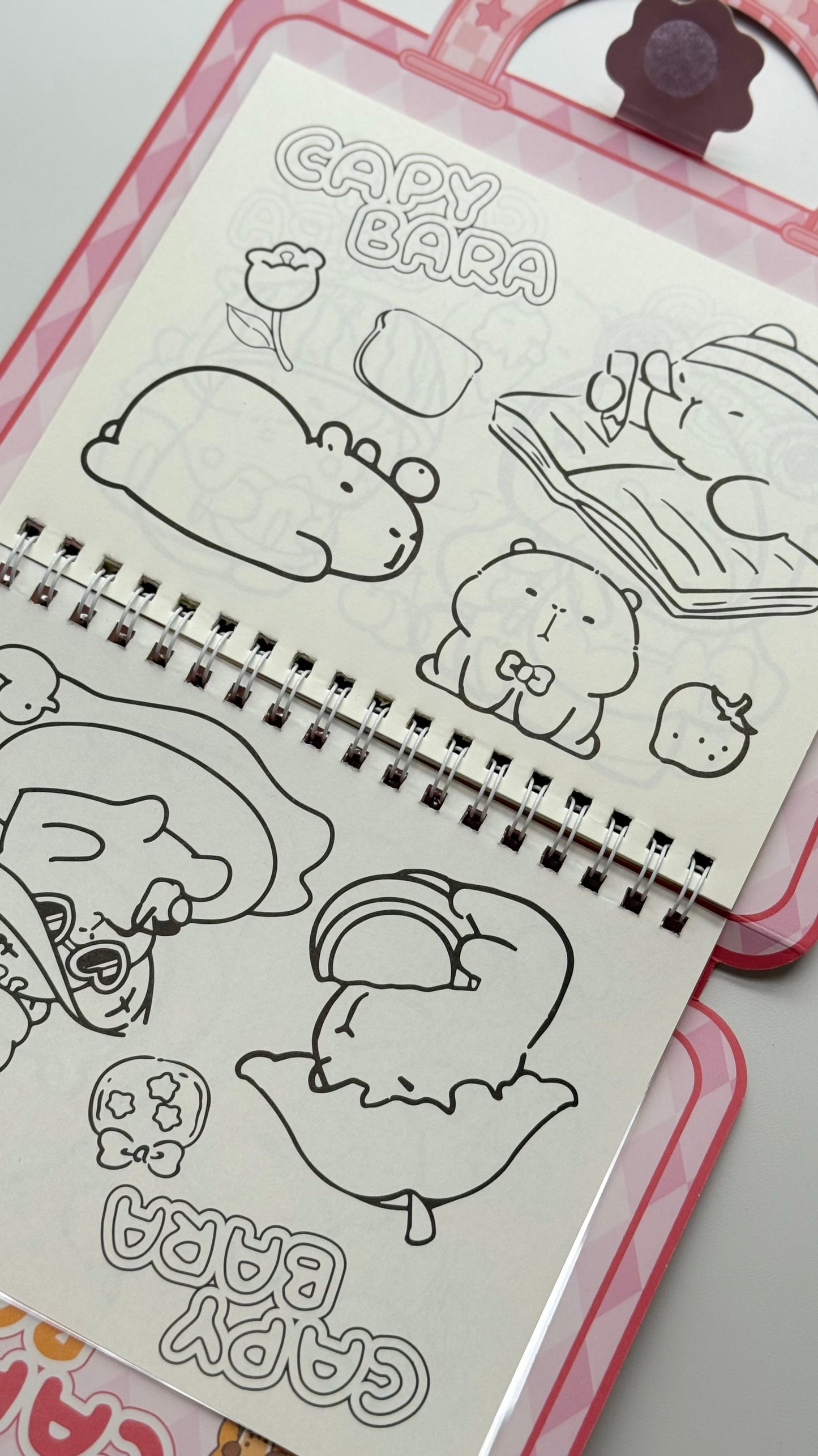 Domek do wyklejania + kolorowanka z Kapibarą – zestaw w formie walizki