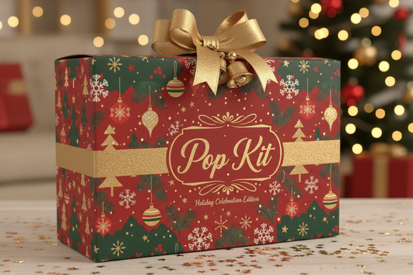 коробка в новорічному стилі на якій написано Pop Kit